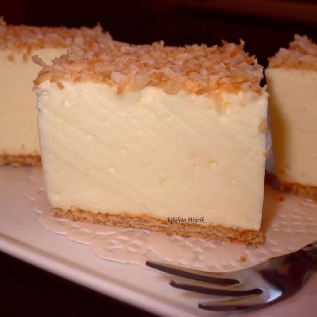 Sernik galaretkowy z bitą śmietaną i kokosem